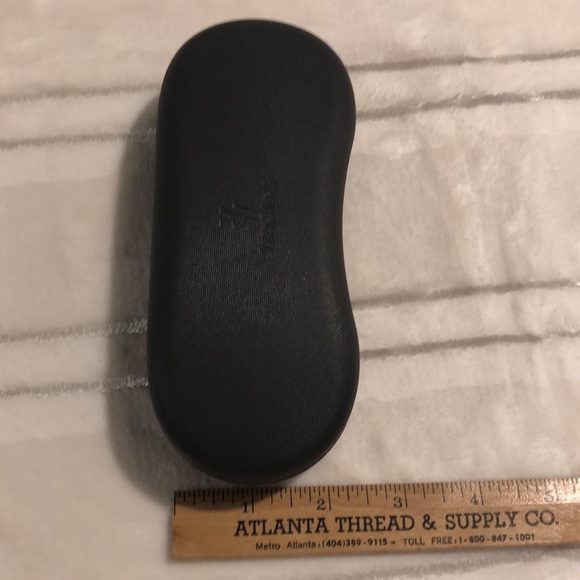 VERA WANG glasses case. Hard Dark grey outside w/ lighter grey felt inside liner - Picture 5 of 6